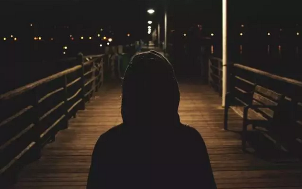 走夜路时，你有没有碰到过奇怪的人？