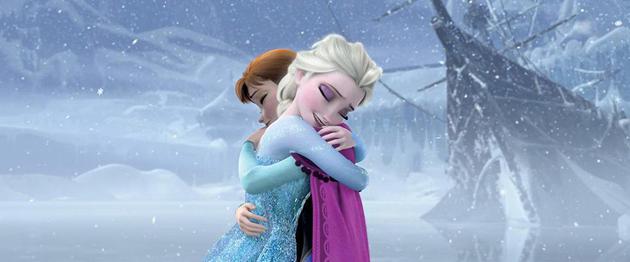 艾莎在《冰雪奇缘》和妹妹互相拥抱，传有可能在续集中会有同性的感情对象。