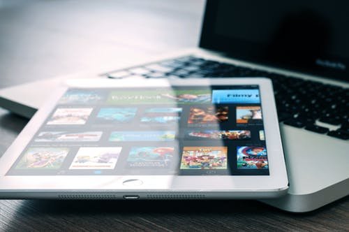 近年来，Netflix不断扩大自己的原创节目阵容，制作了许多制作精良的电影和电视剧。在本次奥斯卡中，Netflix揽获15项提名，数量超越了传统大制片厂商华纳、索尼和派拉蒙，并首次获得了最佳电影提名。阿方索·卡隆(Alfonso Cuaron)执导的《罗马》(Roma)获得了十项提名，是Netflix在奥斯卡评奖中表现最好的一部电影。