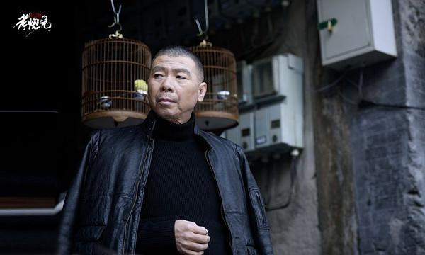 冯小刚朋友圈回应移民传言：去美国是送女儿上学