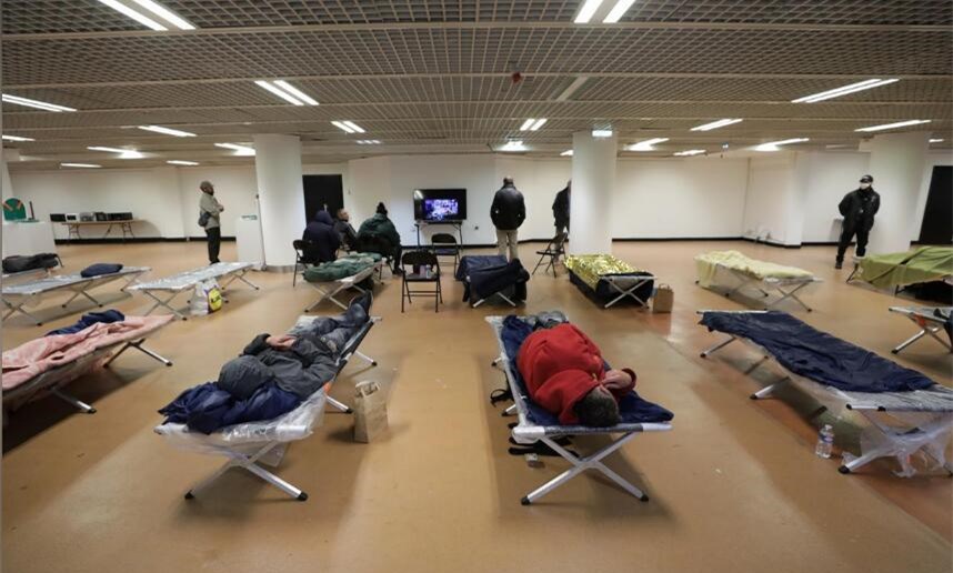 戛纳电影节推迟后 电影宫容纳流浪汉